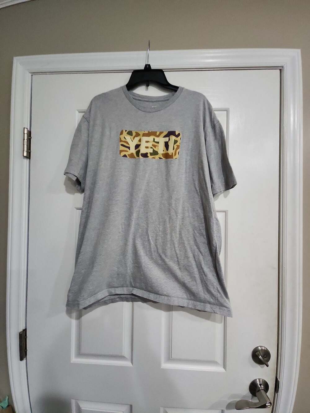 YETI Logo Badge Duck Camo Short Sleeve T-Shirt in Heather Gray, Size XXL